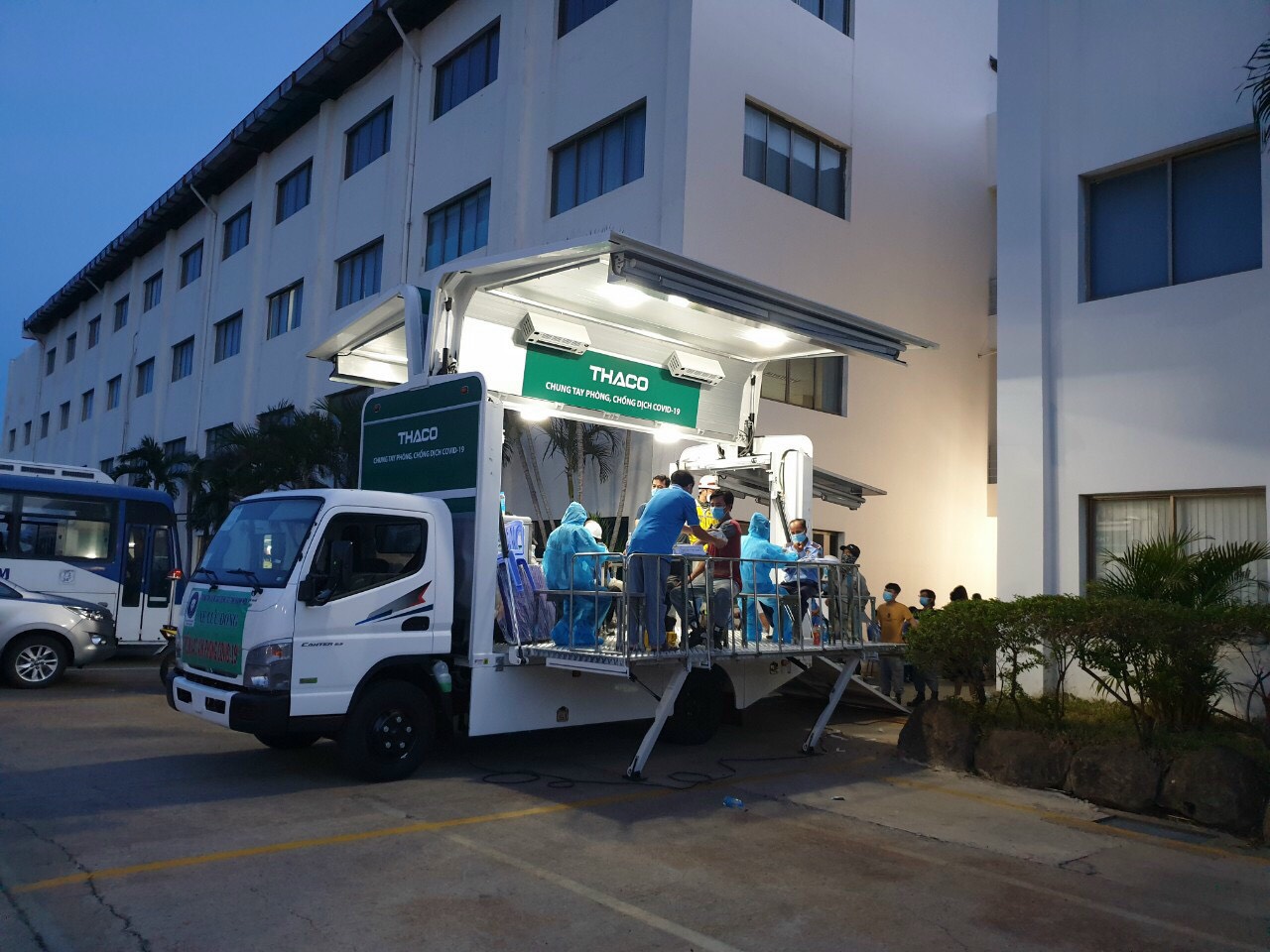 Khánh Hòa tổ chức xe lưu động tiêm vaccine đến các doanh nghiệp có đông người lao động thực hiện “3 tại chỗ”